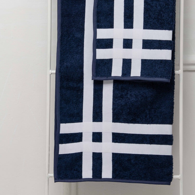 A pair of customizable towels in blue terry cloth with double crossings in white grosgrain